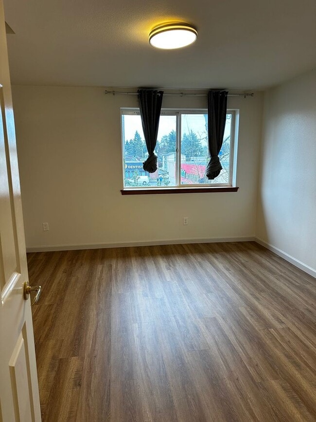 Building Photo - Appealing 2 bed / 1.5 bath townhouse in Greenwood/N Seattle with new flooring