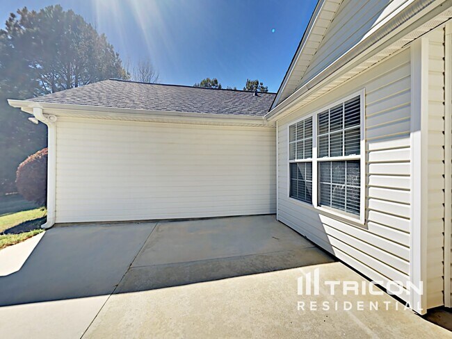 Building Photo - 2051 Meadowglen Ln