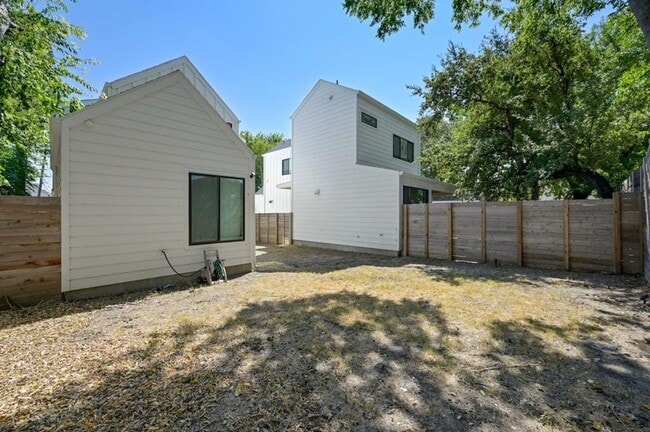 Building Photo - Best free standing 2 bed 2 bath House in great location