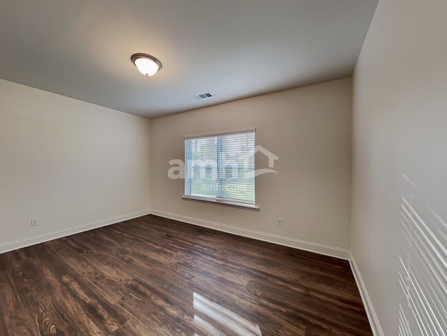Building Photo - 5275 Valley Dr