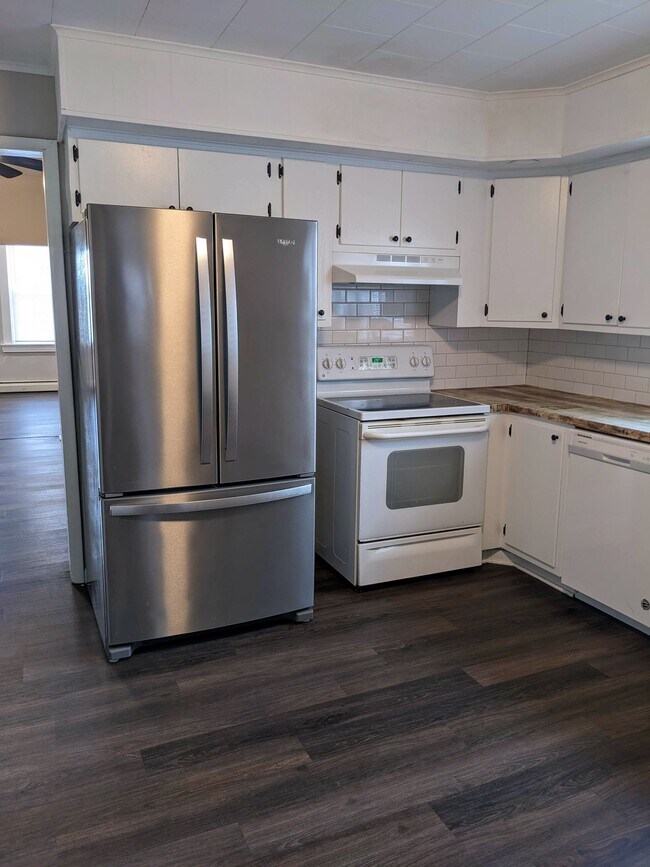 Building Photo - 329 N 2nd St