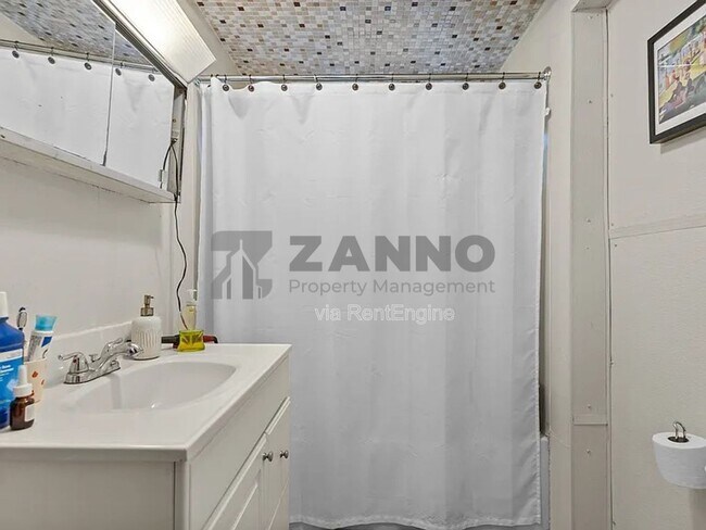 Building Photo - 35 Bowen St