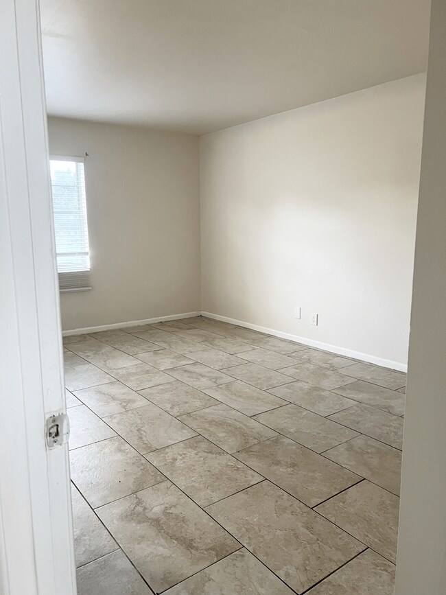 Building Photo - LARGE NEWLY RENOVATED 2 BEDROOM APARTMENTS + OFFICE