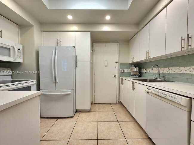 Building Photo - 3505 S Ocean Dr