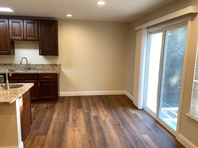 Building Photo - Upgraded 2 bedroom condo in a gated commun...