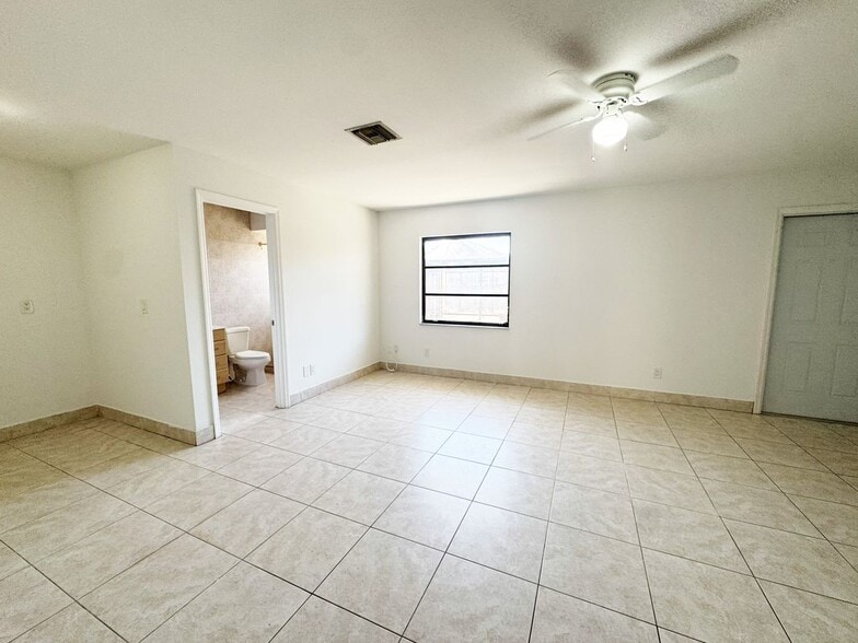 Building Photo - 630 105th Ave N