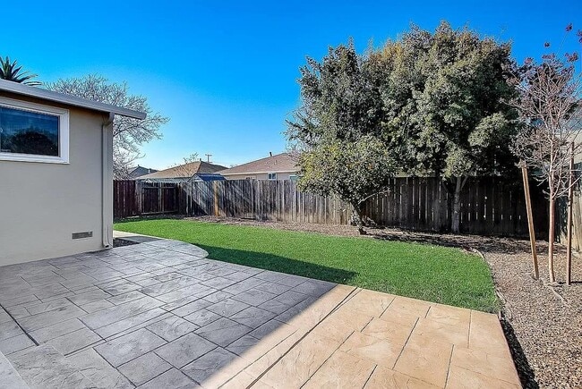 Building Photo - 463 Larkspur Dr