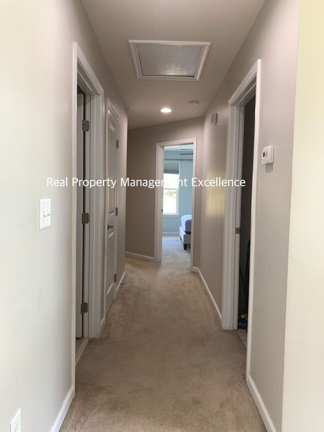 Building Photo - Gorgeous End-Unit TH In Desired Cary Location, Apply Now!