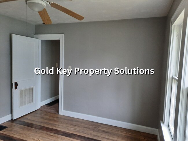 Building Photo - Large 2 BR 1 BA House with Family Room, Ba...