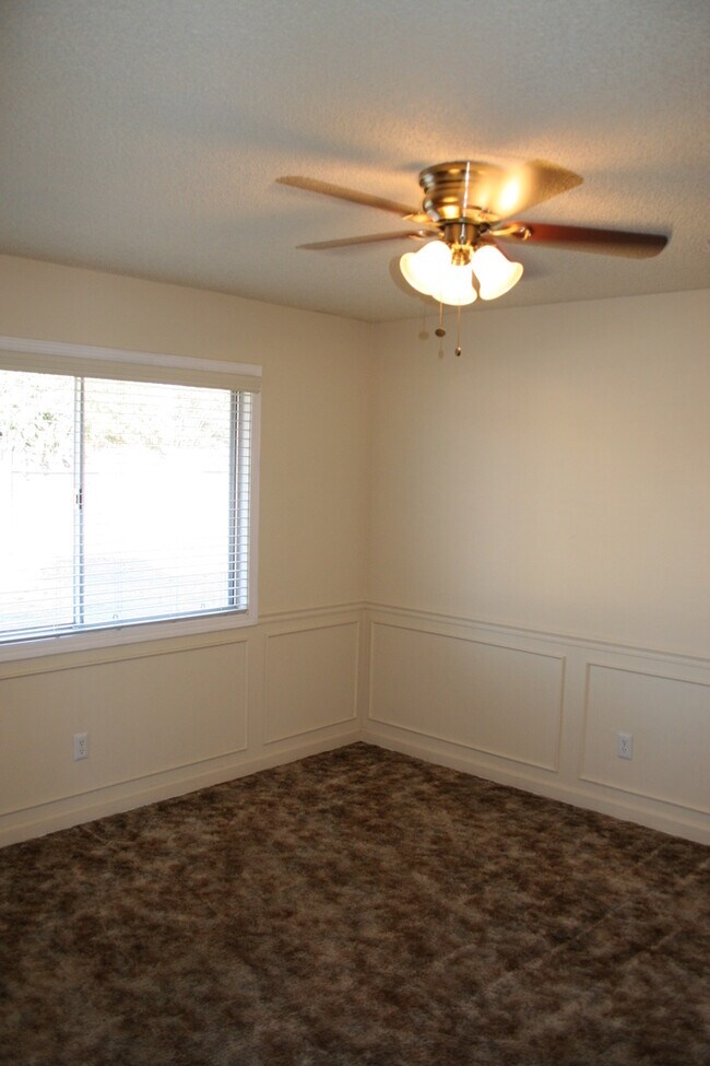 Building Photo - Cute 3 Bed + 2 Bath Home For Rent in Laurelglen Area