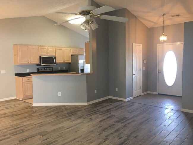 Building Photo - 4 Bedroom 2 Bathroom Home