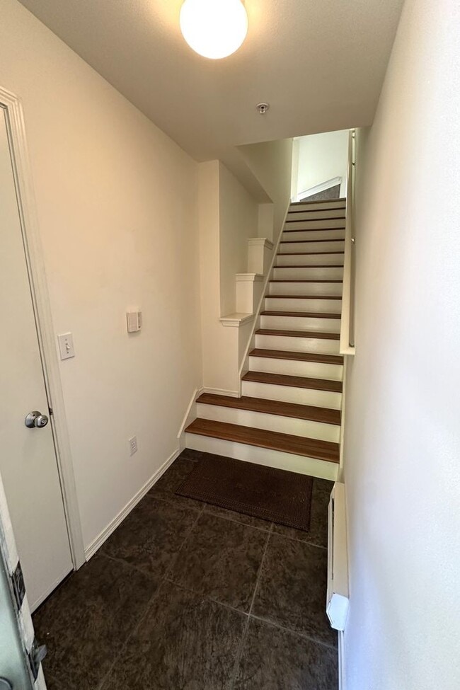 Building Photo - Lovely 2 bedroom Townhome in great Central...