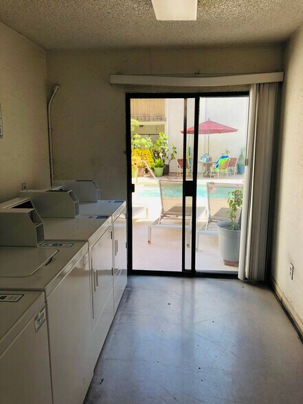 Relax by the pool WHILE you are doing your laundry! - 515 N Jackson St