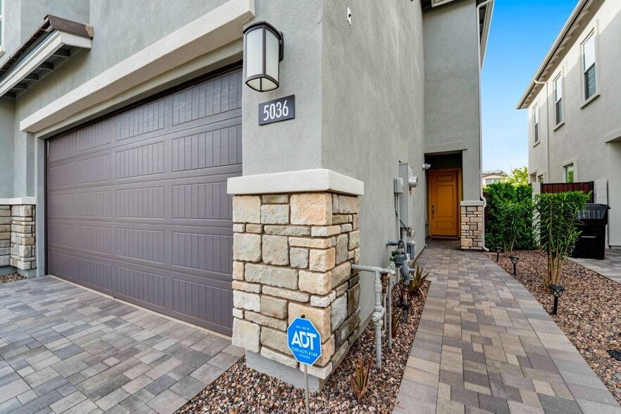 Building Photo - 5036 E Campo Bello Dr