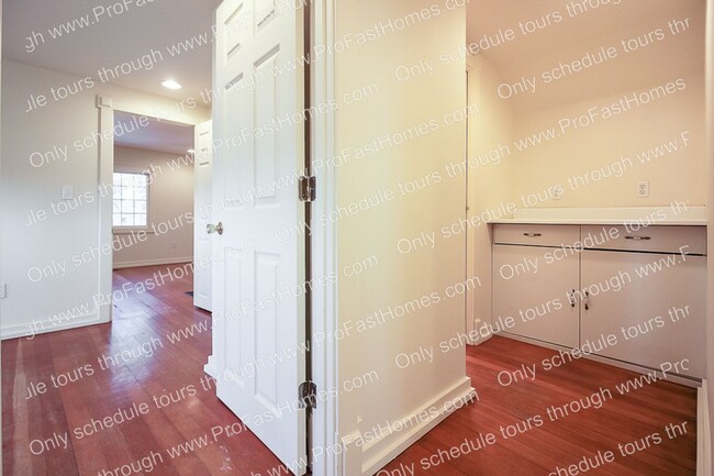 Building Photo - 3232 N Michigan Ave