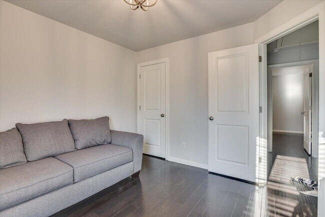 Building Photo - 685 Red Cedar Ct