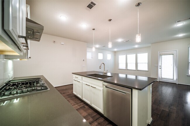 Building Photo - 10918 Cannes Memorial Dr
