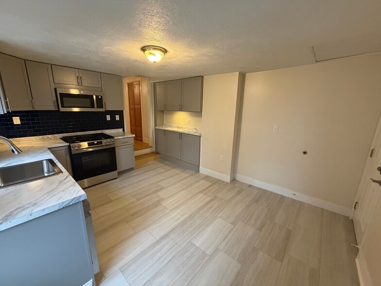 Building Photo - 67 Oak St