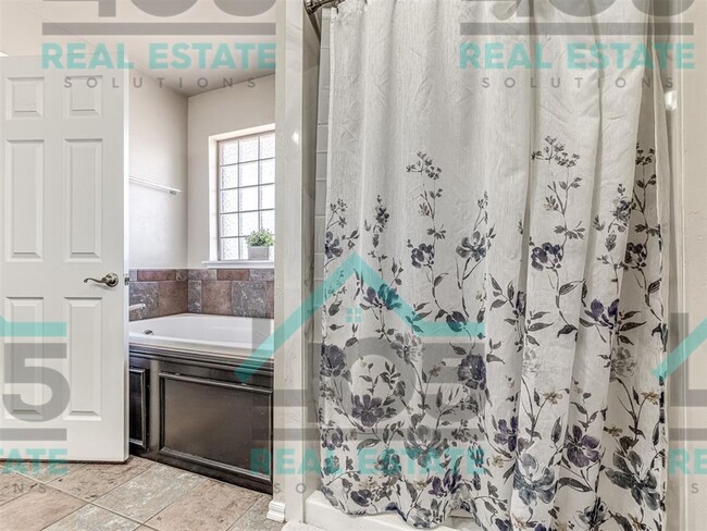 Building Photo - Amazing Rental in Choctaw