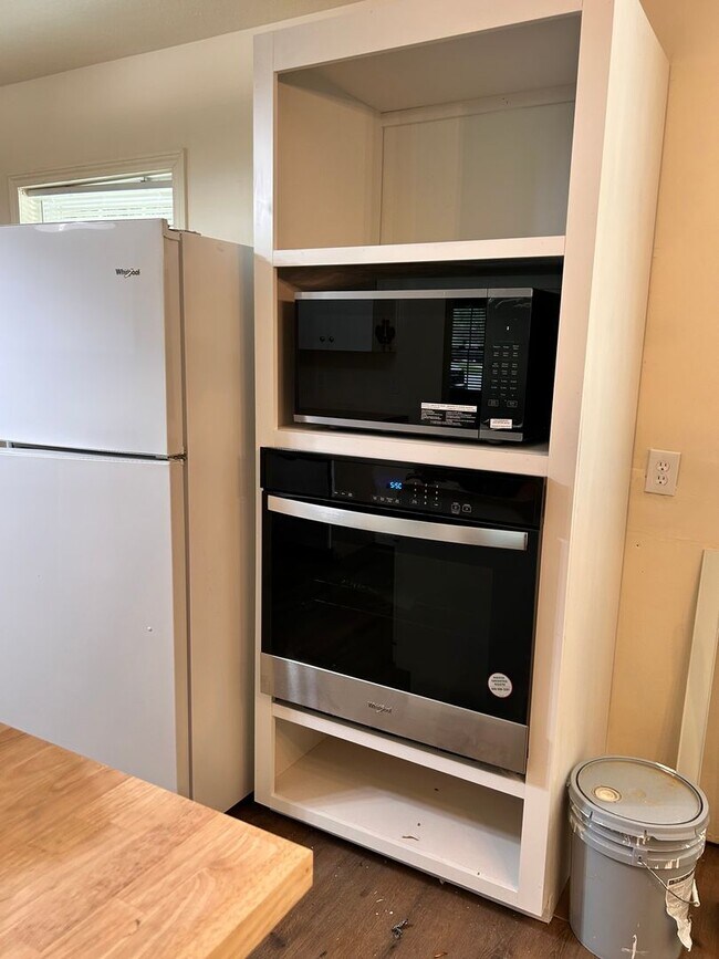 Building Photo - Newly Remodeled Home in the Heart of Baton...
