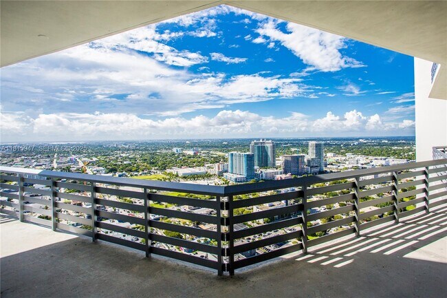 Building Photo - 460 NE 28th St