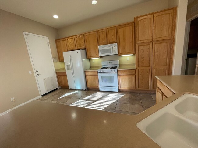Building Photo - Apple Valley-Del Web Home, 2 Bedrooms,2 Ba...