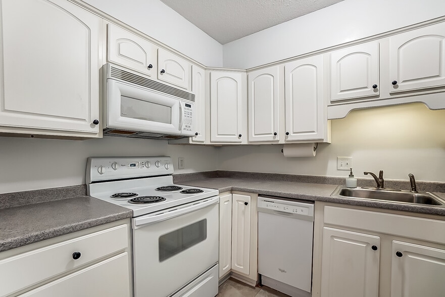 Building Photo - 2600 Park Rd