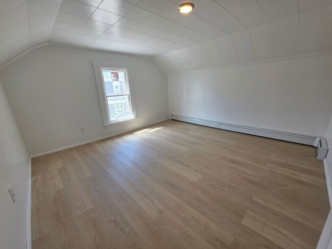 Building Photo - Beautiful Waterside 3 bedroom Single-Family Home - Catskill, NY