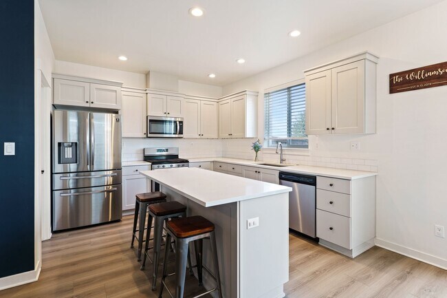 Building Photo - Pahlisch Townhome