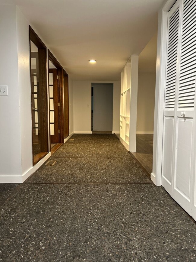 Building Photo - Houk Duplex