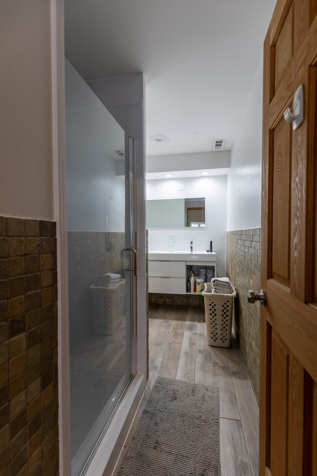 Building Photo - 4716 N Kilbourn Ave