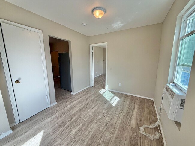 Building Photo - 2 bed cute home