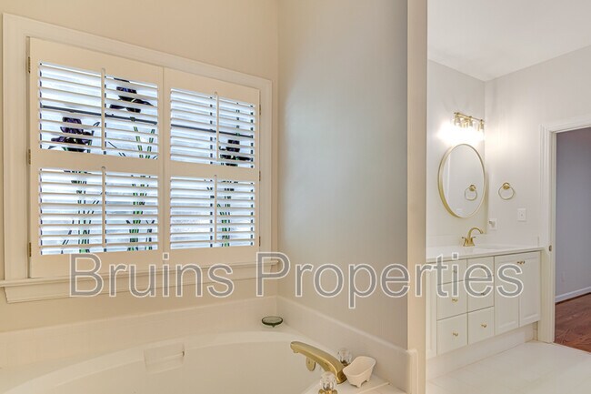 Building Photo - 8 Indigo Cove