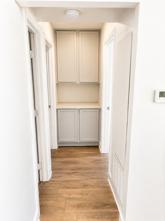 Building Photo - Beautiful Updated 2 Bed / 1.5 Bath Condo