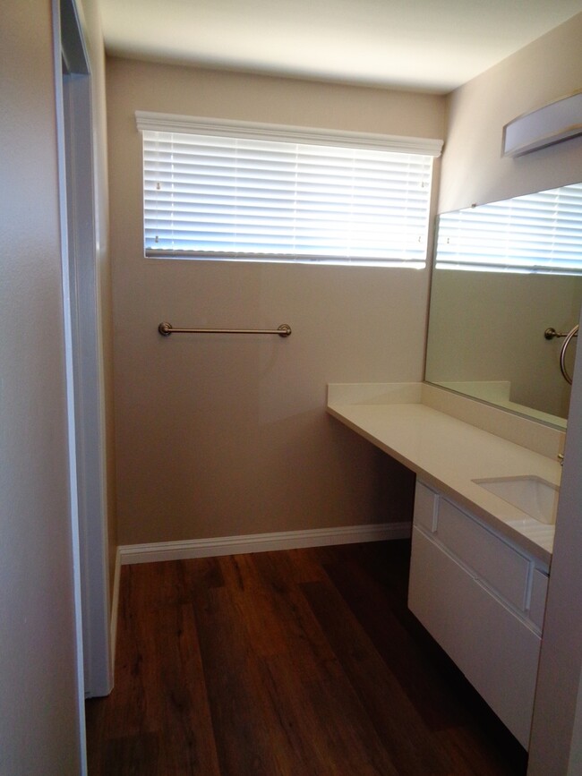 Building Photo - 2 Bed 1.5 Bath Condo, with Central AC in W...