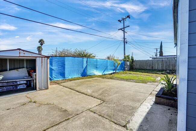 Building Photo - Beautifully Renovated 4 Bedroom Home with 3 Full Bathrooms!