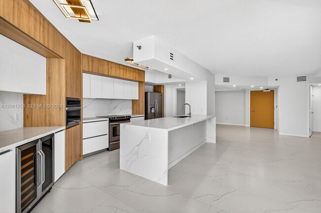 Building Photo - 16445 Collins Ave