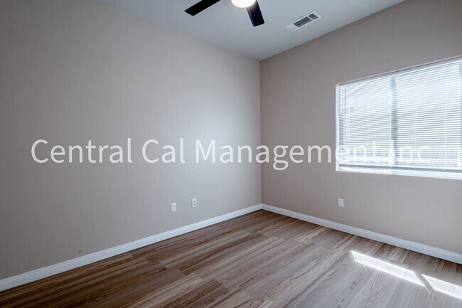 Building Photo - 4 Bedroom/2 Bath Home in the Southwest - $2595 Per Month!