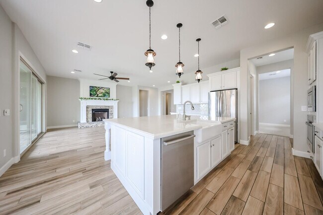 Building Photo - 1424 E Pedro Rd