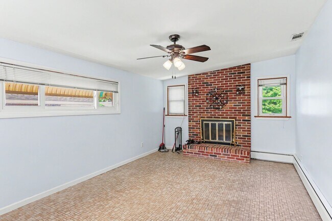 Building Photo - Three bedroom, two bath single family home in Camp Hill