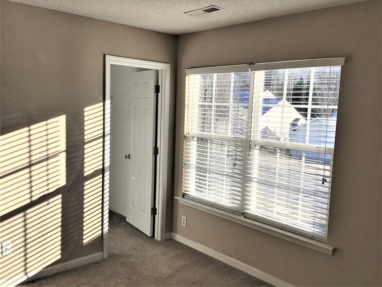 Building Photo - 6140 Glen Way Dr