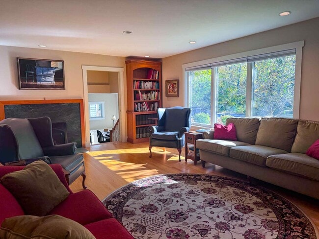 Building Photo - 3BR RANCH BRUNSWICK SEASONAL FURNISHED