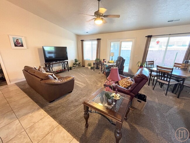 Building Photo - Snow Canyon Home!