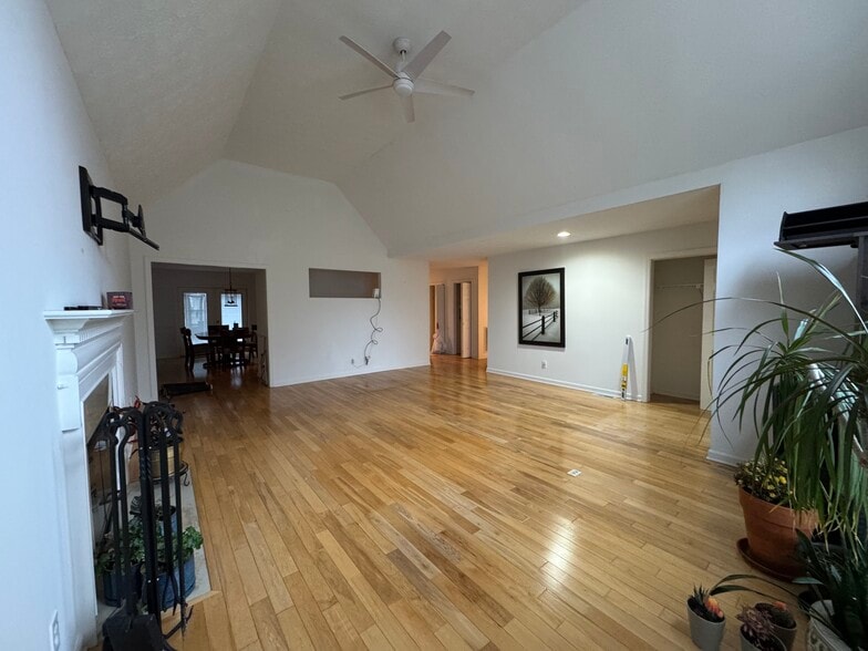 Building Photo - 1112 Greywood Dr