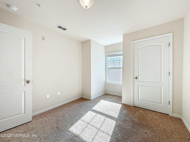 Building Photo - 218 Larkin Pl