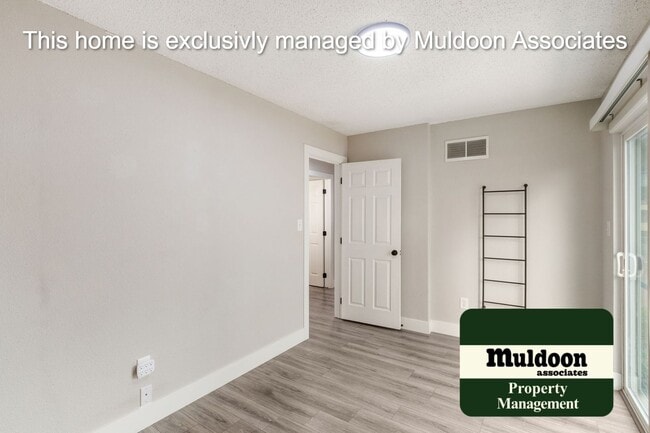 Building Photo - Beautifully remodeled Centrally located bu...