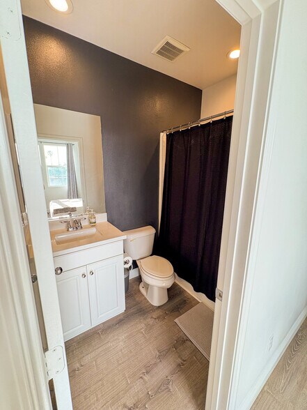 Building Photo - 505 Finch Ln