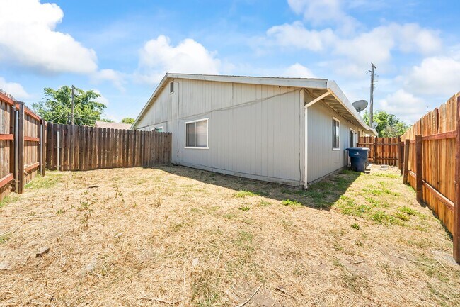 Building Photo - 3800 Lily St