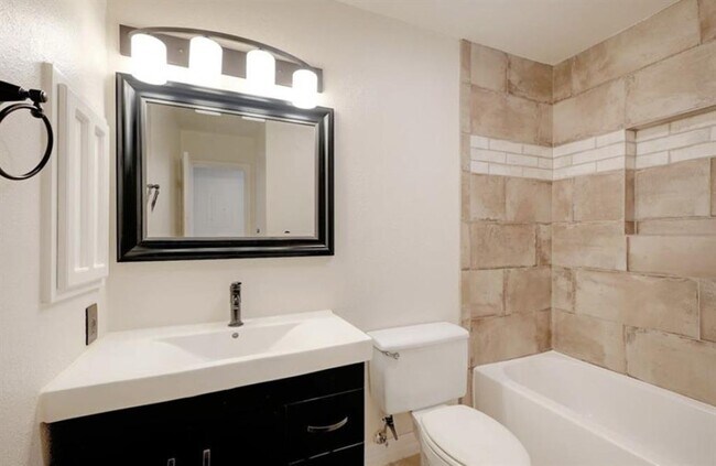 Building Photo - 1202 Thorpe Ln