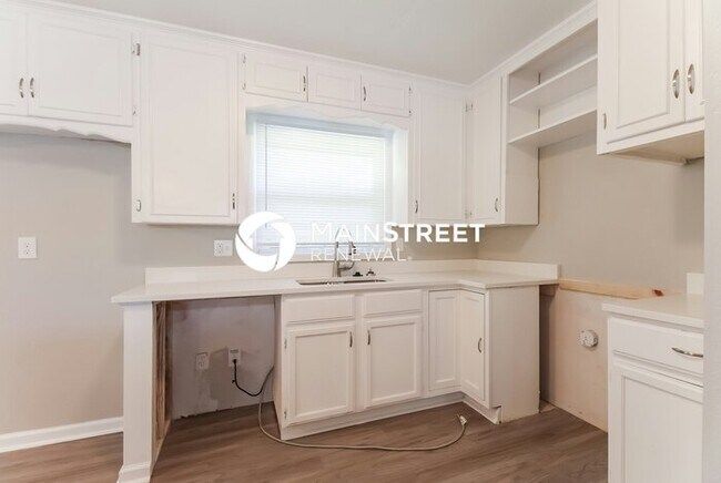 Building Photo - 3 Bedroom Pet-Friendly Home in Kansas City, MO with Main Street Renewal